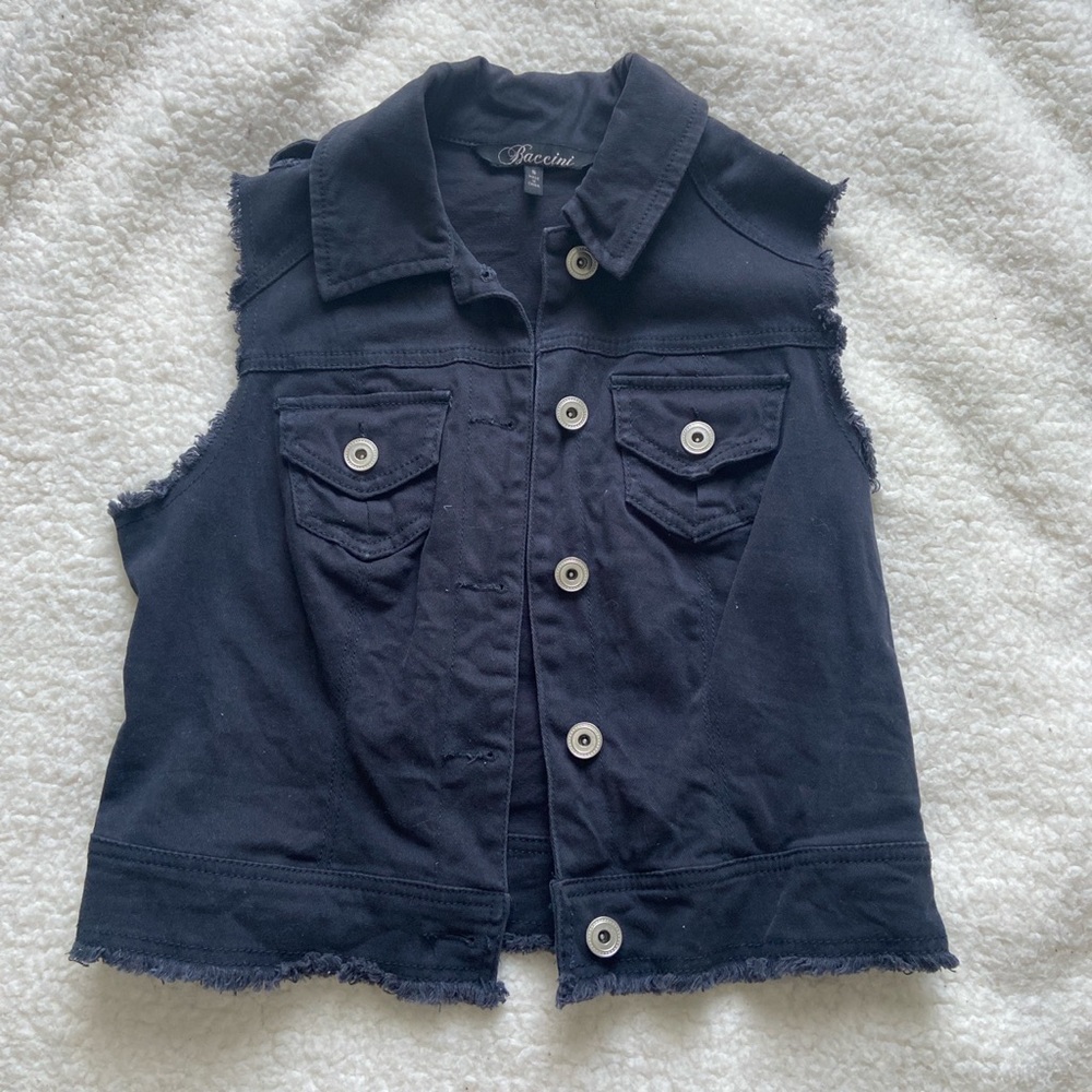 A black vaccine vest